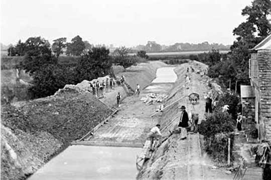 1904 view from Blue House Bridge of canal being re-puddled