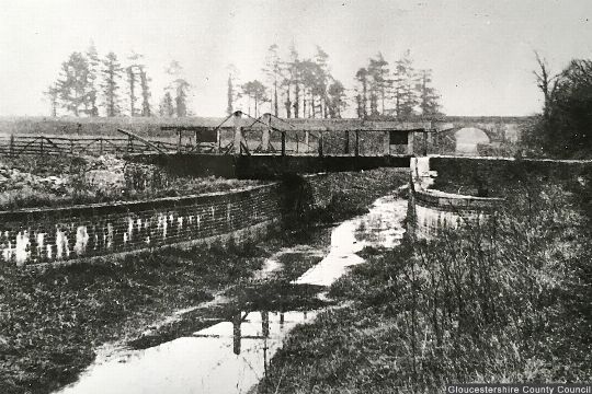 Swing bridge, Ewen with Cirencester branch railway bridge beyond (1896)
