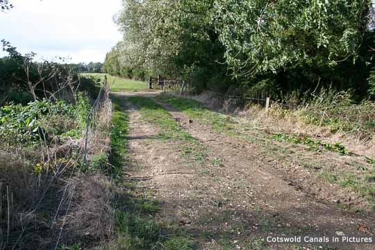 Farm access track, near Dudgrove Double Lock