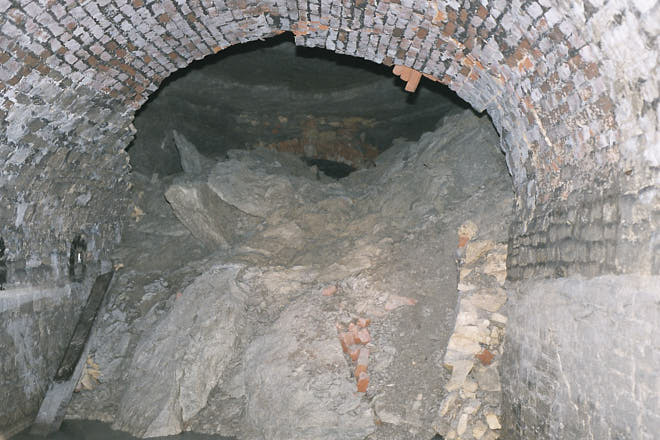 Tunnel roof fall