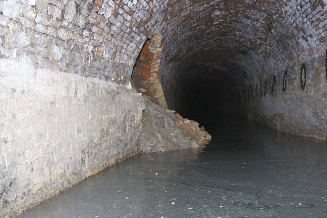 Tunnel side wall fall